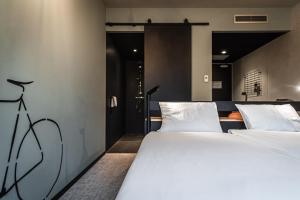 法尔肯堡Hotel Valkenburg by Mercure - Next to Shimano Experience Center的有一扇门的房间的一张睡床