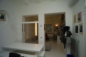 博洛尼亚中世纪博洛尼亚优雅现代阁楼公寓的一间设有白色桌子的房间和一间客厅