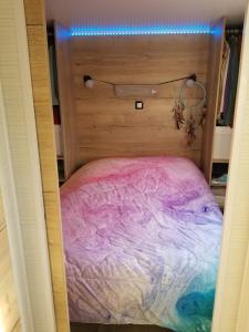 卢河畔图尔雷泰La Tiny du Midi的木制盒子上的一张床铺,上面有灯