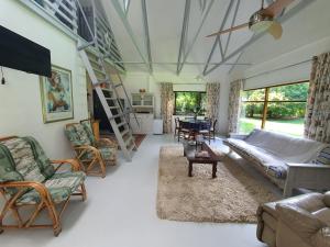 斯托姆勒菲Beautiful garden cottage的客厅配有沙发、椅子和桌子