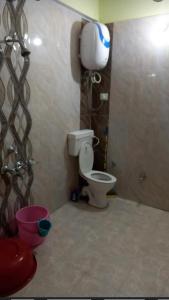 西姆拉Shimla Hills Apartments 2BHK的客房内的卫生间