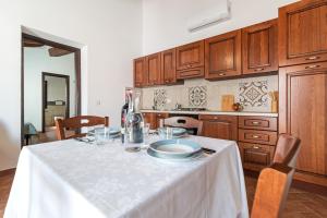 多尔加利Ghivine Albergo Diffuso的厨房配有带白色桌布的桌子