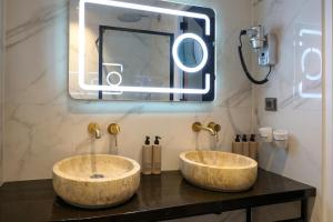 WormerValerius Boutique Hotel的浴室内一个镜子,在柜台上有两个水槽