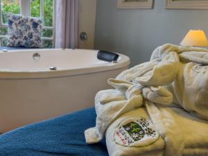 坎波斯杜若尔当杜孔迪旅馆的带浴缸和毛巾的浴室