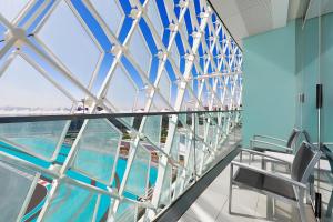 阿布扎比W Abu Dhabi - Yas Island的从带玻璃墙的建筑的顶层欣赏美景