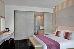 阿布扎比W Abu Dhabi - Yas Island的一间酒店客房 - 带一张床和一间浴室