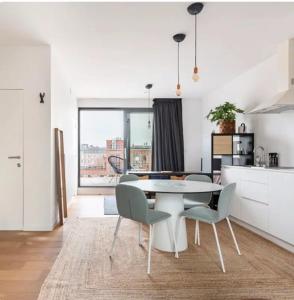 鲁汶New apartment with big terrace and great views!的厨房以及带桌椅的用餐室。