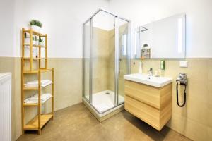 维也纳Jimmy's Apartments Dandelion的一间带水槽和淋浴的浴室