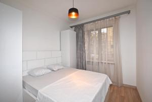 埃里温19Tumanyan Excellent apartment in the centre of capital的白色的卧室设有床和窗户