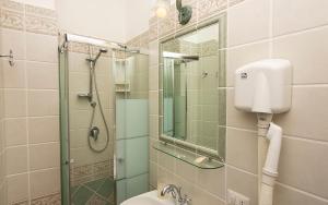 波西塔诺Villa Palumbo的带淋浴、卫生间和镜子的浴室