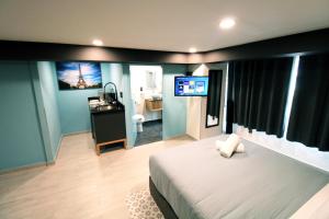 墨西哥城Casa Romita的一间卧室配有一张床,浴室配有电视。