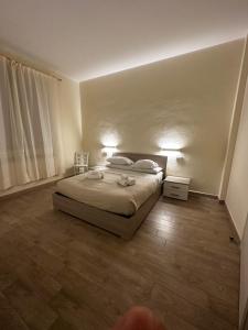 TerralbaDomo Achenza的一间卧室配有一张带两盏灯的床。
