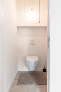鲁汶New apartment with big terrace and great views!的浴室设有白色卫生间和地毯。