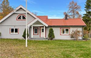 Stora MellösaGorgeous Home In Stora Mellsa With Kitchen的白色房子,有橙色屋顶