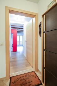 博尔扎诺Ulivo Suites - apartments的走廊,门通往房间