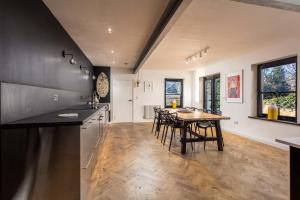 普雷斯蒂克Briarhill - Donnini Apartments的厨房以及带桌椅的用餐室。