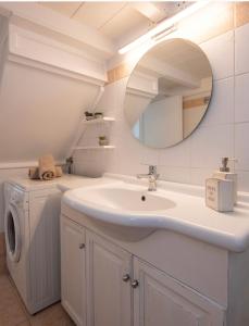 法罗斯岛Apanemo的一间带水槽和镜子的浴室