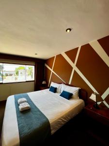 特鲁希略Hotel Country Trujillo的一间卧室设有一张大床和一个窗户。