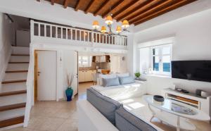 法罗斯岛Apanemo的客厅配有白色沙发和电视