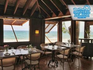 圣胡安KASA Starfish by the Sea - 8th floor Studio Apt for 2 BALCONY Ocean City View的一间带桌椅的海景餐厅