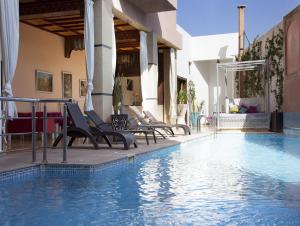马拉喀什劳伦斯·德拉比酒店的旁边设有椅子的酒店游泳池