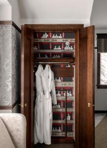 维多利亚阿比盖尔酒店 _x000D_的衣柜里装着两件白色的连衣裙