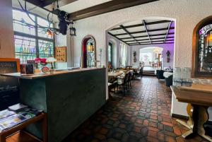 圣戈阿尔金狮酒店的餐厅设有酒吧,配有桌椅