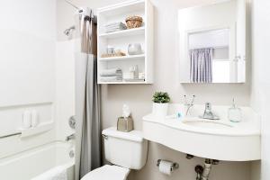查塔努加InTown Suites Extended Stay Chattanooga TN - Airport的白色的浴室设有水槽和卫生间。