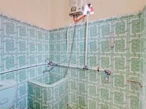 日惹SPOT ON 92319 White House Syariah的浴室拥有绿色和白色的瓷砖墙