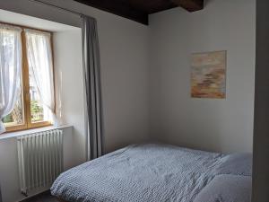 戈尔多拉卡萨艾波蒂奇公寓的白色的卧室设有床和窗户