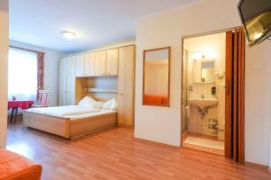塞博登皮希勒海滨酒店的一间卧室配有床、水槽和镜子