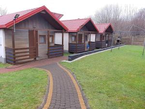 华沙Camping domki letniskowe的公园里一排红色屋顶的小屋