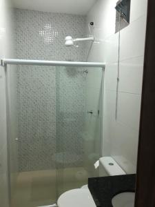 卡宁德圣弗朗西斯科POUSADA CECILIA的浴室设有玻璃淋浴间和卫生间