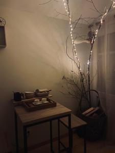 Plancher-BasLe Nid Douillet的一张桌子,上面有树和灯