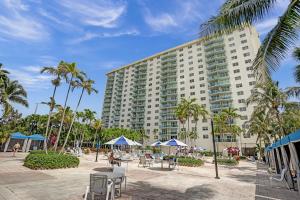迈阿密海滩海洋保护区公寓酒店的棕榈树海滩上的一座大建筑