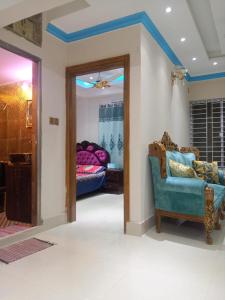 达卡Stunning 1-Bed Apartment in Dhaka close to airport的带沙发和镜子的客厅