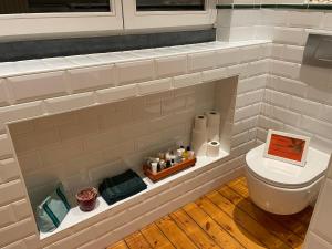 奥纲赖泽Overijse’s cosiest double room的砖墙内带卫生间的浴室