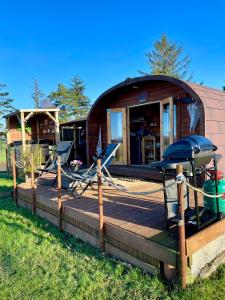 德里门FINN VILLAGE - Loch Lomond Sunset Glamping Pod - Private Ofuro HOT TUB的圆屋前设有甲板和椅子