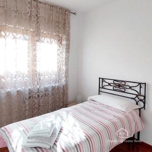 拉奎拉L'Aquila City Center Home 2的白色的卧室设有床和窗户