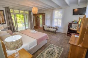 蒙塔古葡萄园乡村住宅酒店的一间卧室配有一张大床和一张沙发