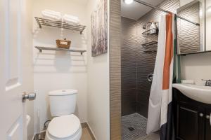 洛杉矶Private Guesthouse - Los Angeles的浴室配有卫生间、盥洗盆和淋浴。