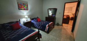 帕潘特拉德奧拉特Cómodo departamento的酒店客房,设有两张床和镜子