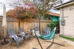 洛杉矶Private Guesthouse - Los Angeles的庭院设有四把椅子和吊床