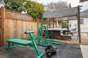 洛杉矶Private Guesthouse - Los Angeles的后院的游乐场,设有木栅栏