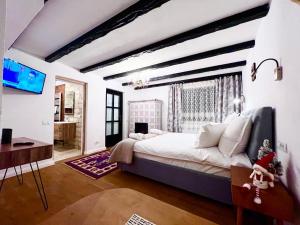 Breaza de JosBlaje的一间卧室设有一张大床和一个大窗户