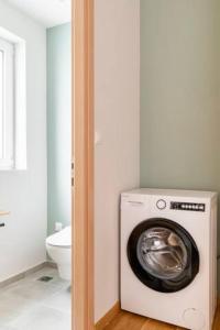 雅典Skiathou 12 Contemporary Residences的一间带卫生间的浴室内的洗衣机