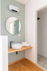 雅典Skiathou 12 Contemporary Residences的一间带水槽和镜子的浴室
