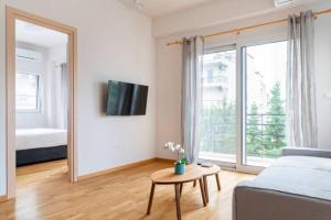 雅典Skiathou 12 Contemporary Residences的客厅配有镜子、床和桌子