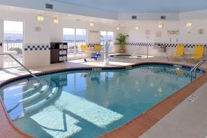 布卢明顿布卢明顿费尔菲尔德套房酒店的在酒店房间的一个大型游泳池