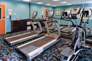 布卢明顿布卢明顿费尔菲尔德套房酒店的健身房设有跑步机和椭圆机